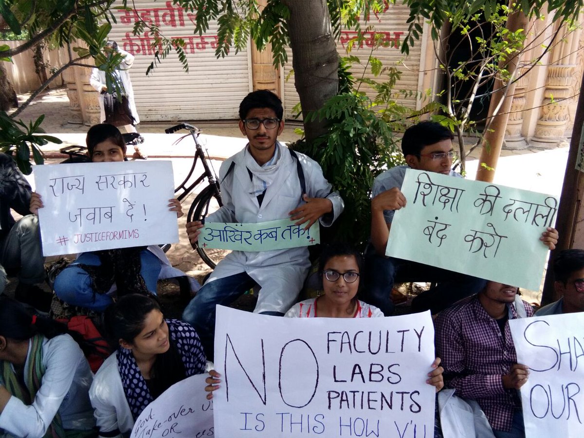 bilalrais786's tweet photo. @S_MahajanLS 
24 hours of Protest. Still no response.
Help us out.
#JusticeForMIMS #JusticeforRight #AccheDinKabAenge #NarendraModi @ravishndtv @ChouhanShivraj @narendramodi @jitupatwari #Indore #Mbbs #MIMS https://t.co/E1x7IrPRtH
