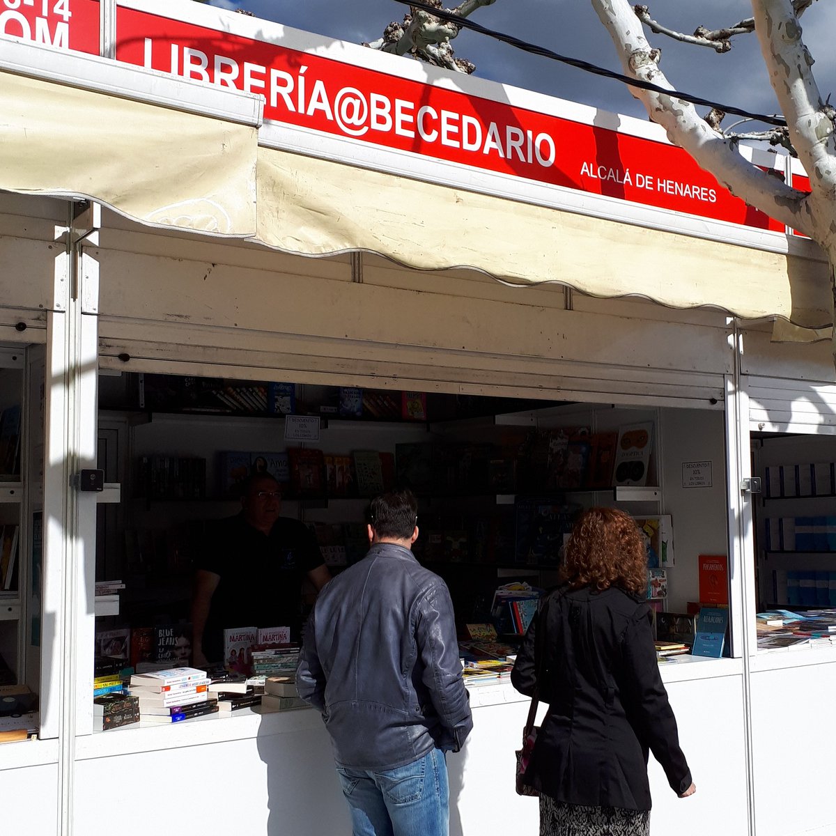 Disfrutando el ambiente de la #FeriaDelLibro en la #plazacervantes ... #AlcalaDeHenares 📚📚📚