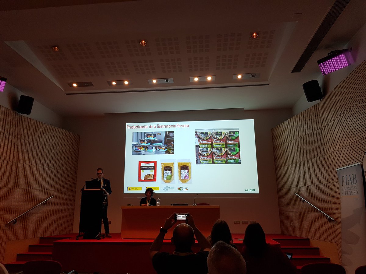 Food4LifeSPAIN's tweet photo. "Perú 🇵🇪 será la gran despensa de ingredientes para alimentos en los próximas años, gracias a su biodiversidad de cultivos en nuevos superalimentos" @PrietoHontoriaP 🚀🚀 #ALIBER18 | #ALIBER2018 | #Alimentaria2018 https://t.co/Hpip4xnCQA