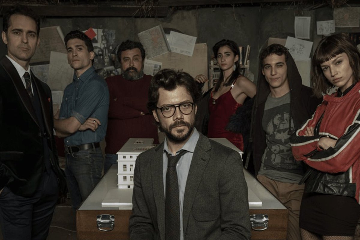 GossipRoomOff's tweet photo. Bonne nouvelle pour les fans de la série #LaCasadePapel  ! Le compte à rebours commence, il y aura une partie 3 produite par Netflix. Sortie prévue en 2019 ! 🔥 https://t.co/k3q1a1DGjA