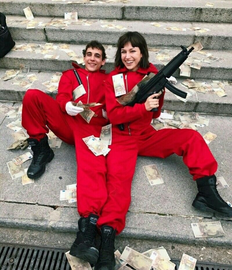 GossipRoomOff's tweet photo. Bonne nouvelle pour les fans de la série #LaCasadePapel  ! Le compte à rebours commence, il y aura une partie 3 produite par Netflix. Sortie prévue en 2019 ! 🔥 https://t.co/k3q1a1DGjA