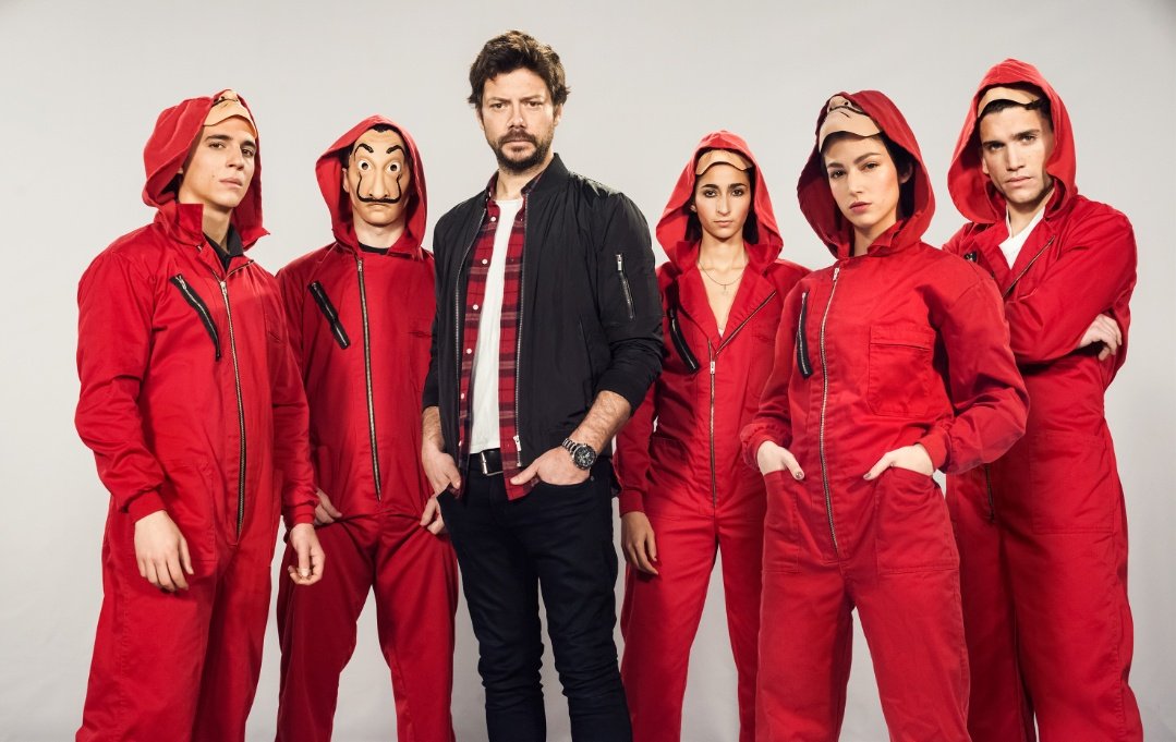 PreviouslyFilmx's tweet photo. #PrevNetflix
#LaCasaDePapel
Así anuncia @NetflixES la 3° Temporada de la serie.
"Tras el éxito mundial de la Parte 1 y Parte 2, El Profesor planeará nuevos golpes que serán revelados en 2019." https://t.co/zWZzV3IdJR