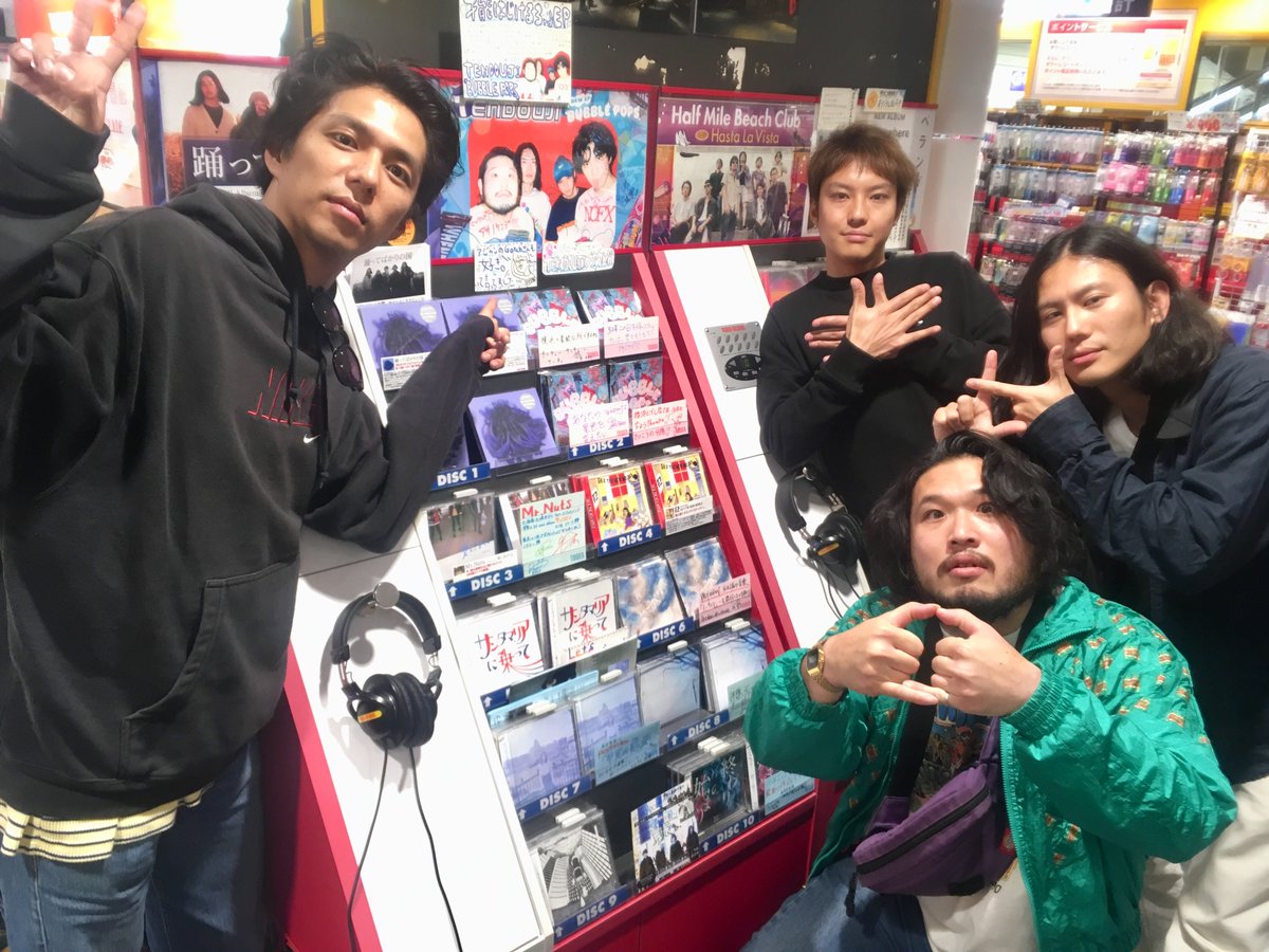 TOWER_Yokohama's tweet photo. 【J-ROCKエキサイト部】本日発売日!TENDOUJIがご来店!!ありがとうございます!看板にサインとコメントカード書いていただきました!チェック✩(みー)🐰
#TENDOUJI
#BUBBLEPOPS https://t.co/SIy41bVQCK