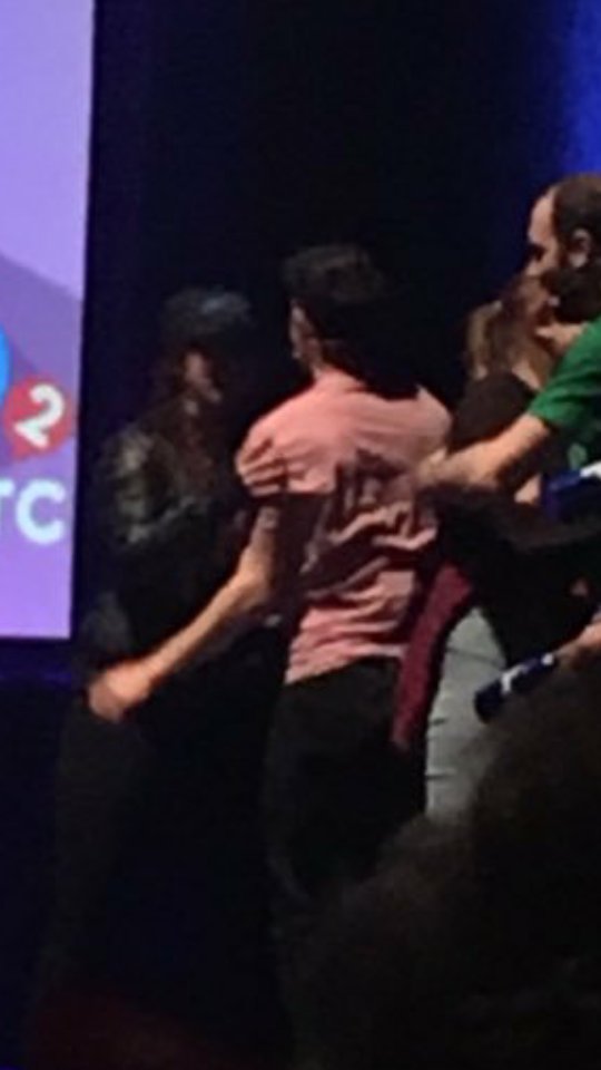 JimSquad1's tweet photo. @Amypando07 @secretlyethan @trashymarky @LemonGirlJaz @Georgia_Awkward @jovialjooheon ALSO CAN WE TALK ABOUT HOW @space_nestor WENT ON STAGE AND HAD THE GREATEST BATTLE EVER WITH ETHAN!!! https://t.co/Czi56KTBqP