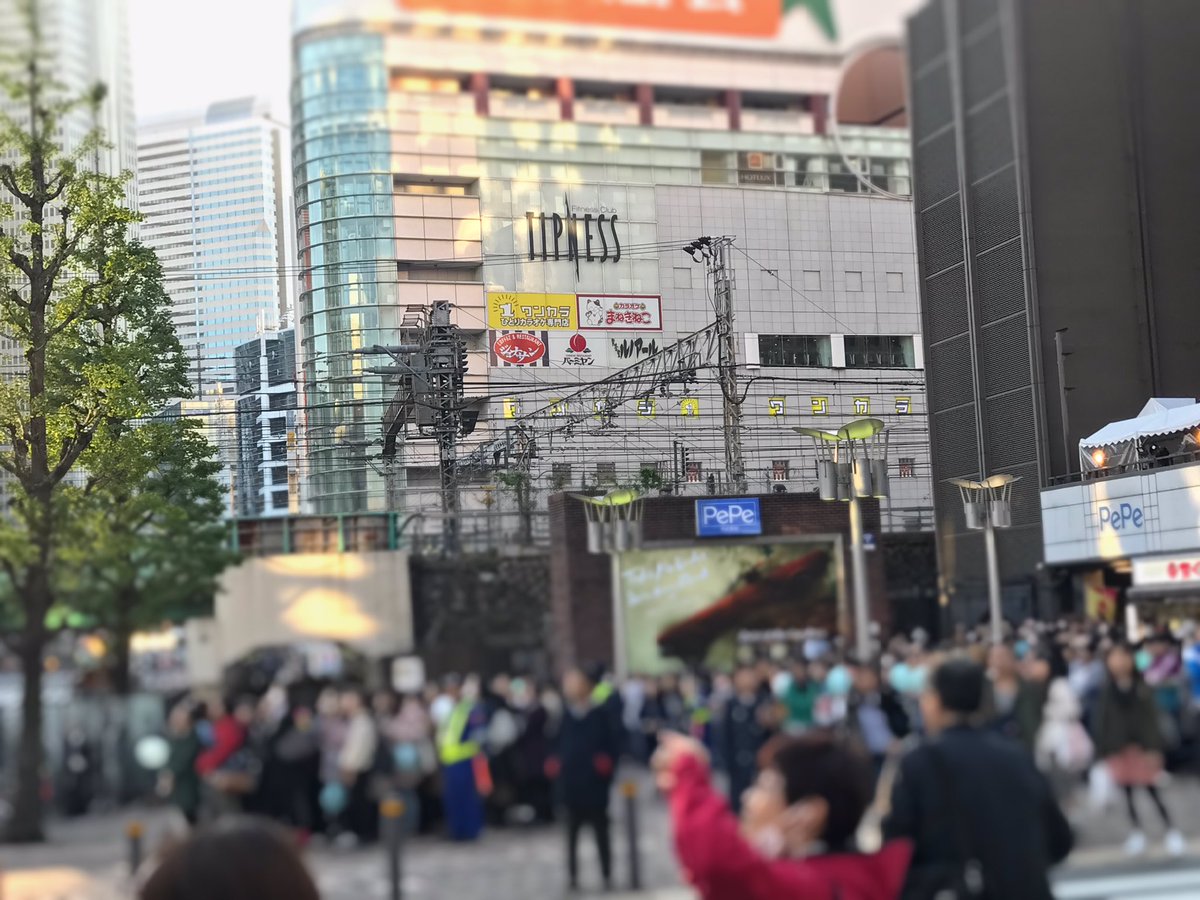 zp_ww's tweet photo. たくさんのシャヲルさんが風船を持って静かに見守ってた！本当にたくさん！
掛け声と涙を我慢しながら幸せの空間だった。

#SHINee
#FromNowOn https://t.co/fQ4eiZLqrZ