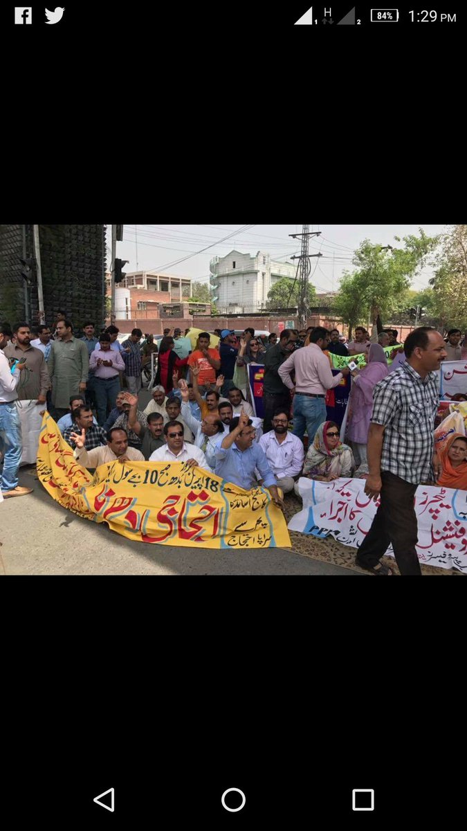 rangeeny's tweet photo. #PPLADharna #18April2018 
#استاد_کو_عزت_دو #استاد_کو_عزت_دو #استاد_کو_عزت_دو #استاد_کو_عزت_دو 
#تمہارے_باپ_سڑکوں_پر #تمہاری_مائیں_سڑکوں_پر https://t.co/HQz7p9oowM