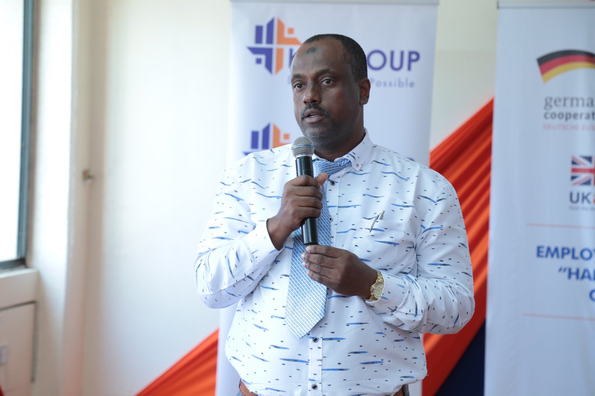 hfcbkenya's tweet photo. This is just the beginning. You need to push further to increase your knowledge and skills- Abdalla A. Barghash, Chief Officer, County govt. of Lamu-Education @LamuCountyKe @FoundationHF #Armyof1MillionArtisans https://t.co/gAxwv1LFuH