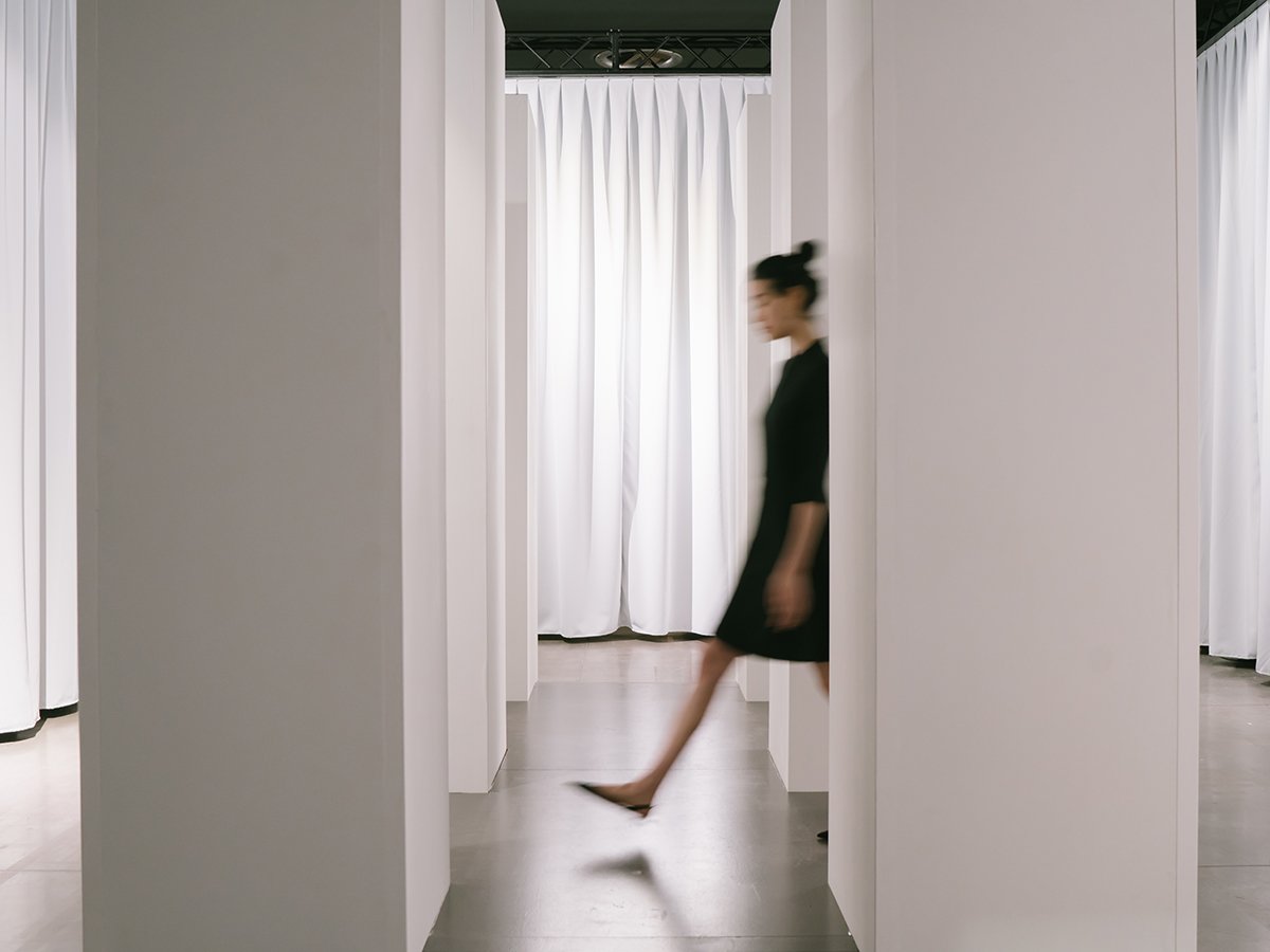 SonyGroup_JP's tweet photo. ミラノデザインウィークに“Hidden Senses”を出展中。「ECHO」Photo by #HiroakiFukuda:独自のセンシング技術で、歩く、触れるといった自然な行動を音としてフィードバック。心地よいコミュニケーションのあり方に気付かされます。
#SonyDesign #SonyHiddenSenses #Sony #SonyMilanDesignWeek https://t.co/jYe9xjfuys
