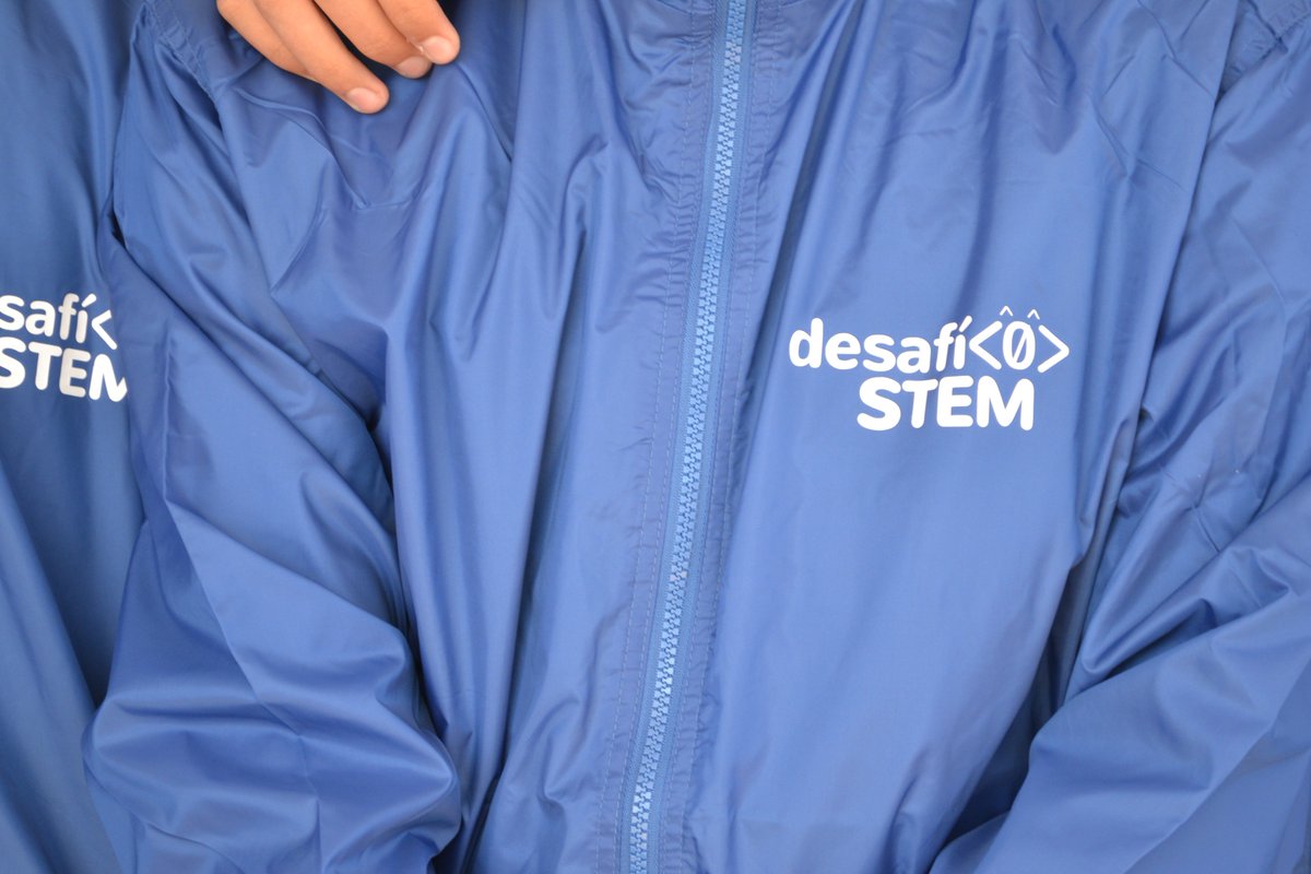 C_SanCristobal's tweet photo. ¡Ah! Y un chulísimo kit con regalos. ��Muchas gracias, @desafioSTEM! https://t.co/Vot8sN3KcY