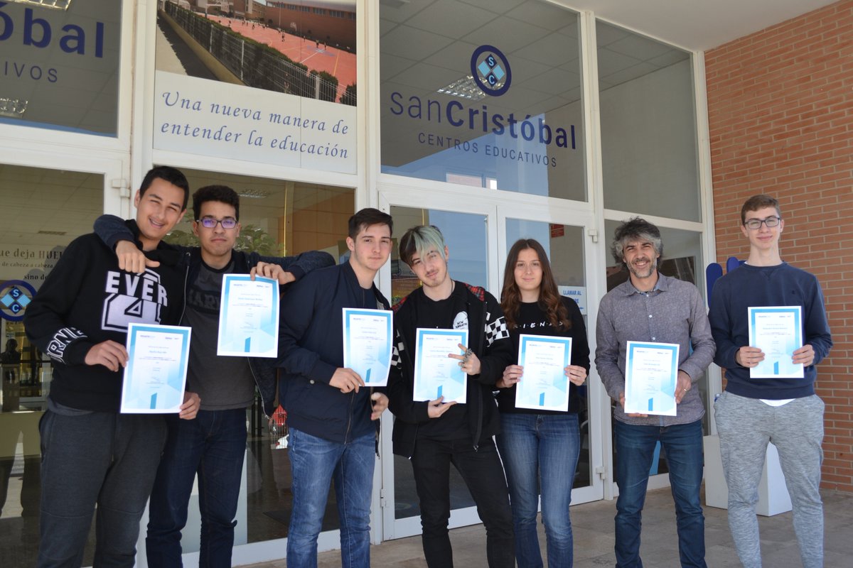 C_SanCristobal's tweet photo. El equipo del proyecto Epyro, premiado como segundo clasificado en la categoría High del @desafioSTEM de Telefónica Educación Digital, ha recibido sus diplomas acreditativos. https://t.co/82ArPJzIMq #TIC #Valores #Innovación 👍 https://t.co/ThWsmJLszt