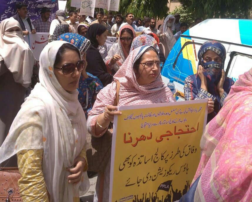 itsshami_X's tweet photo. #UstaadKoIzatDo #ProfessorsDharna #ProfessorsDharna #ProfessorsOnStrike #UstaadKoIzatDo #ProfessorsDharna https://t.co/rfthxWbswA