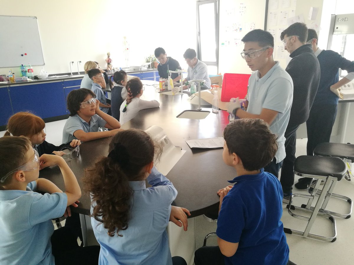 BISTScience's tweet photo. #BISTYEAR10 invited @BISTYear3_4 to the lab to check out some cool experiments for #ScienceWeek. There was plenty of good questions and great SCIENCE! https://t.co/YkNzSLeuHX