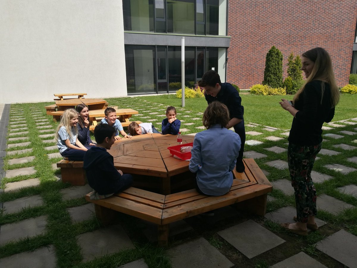 #BISTYEAR10 invited @BISTYear3_4 to the lab to check out some cool experiments for #ScienceWeek. There was plenty of good questions and great SCIENCE!