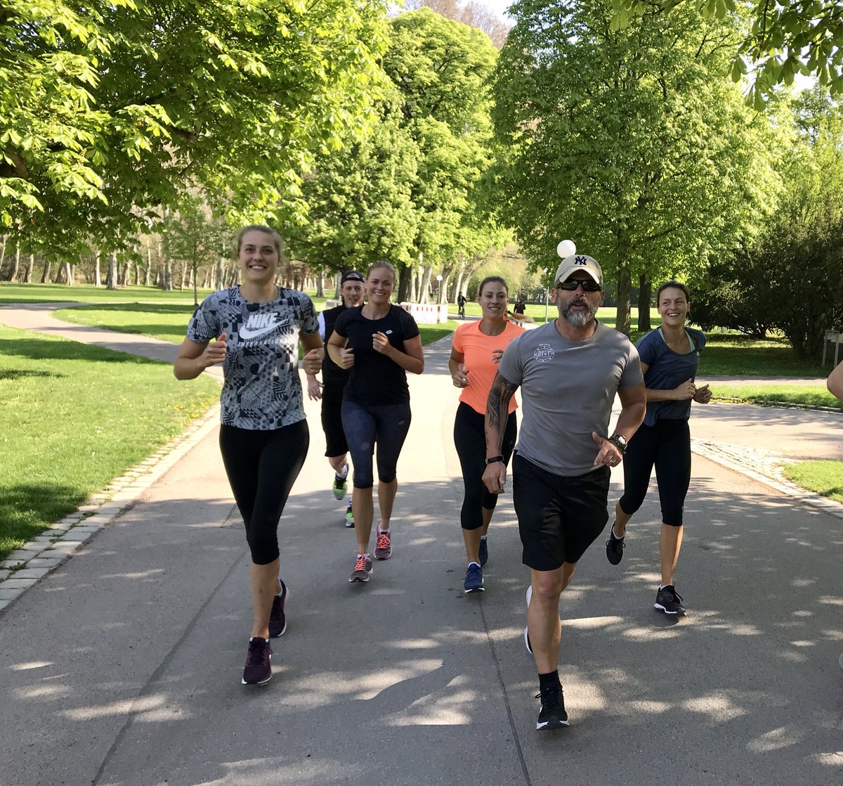 BarbaraRittner's tweet photo. Morning run💪...not alone this time🇩🇪...@AngeliqueKerber @Maria_Tatjana @Annagroenefeld @Antonia_Lottner @DidiWolter @DirkDier #Mike&amp;Basti https://t.co/oOL5U8V2Et