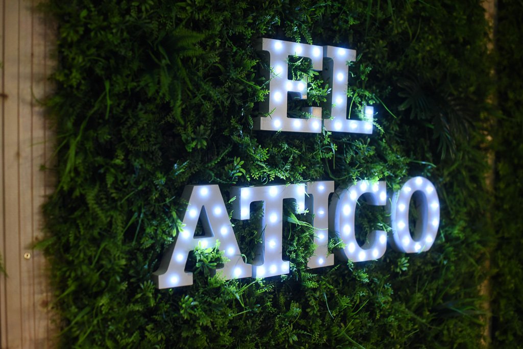Conexhostelera's tweet photo. Hoy queremos dar la bienvenida a @ElAticodeVilla un gastropub que además de contar con cachimbas y servir unos espectaculares cócteles, ofrece una deliciosa cocina mediterránea. ¡No os lo perdáis! El mejor plan para desconectar y comer rico. https://t.co/IhIpWpUMfq