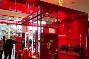 Armani Box pop-up lands at Paris Charles de Gaulle S4 - mattschwarz-fashion.de/armani-box-pop…
