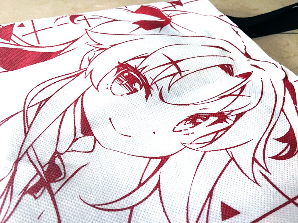 来週のコミ1って、少しだけりゅうおうのエコバックを作りました!
ちょっとだけ写真を撮ってきた~青いデザインは愛ちゃん、赤いデザインは天衣ですよーーー(*^▽^*)✨
