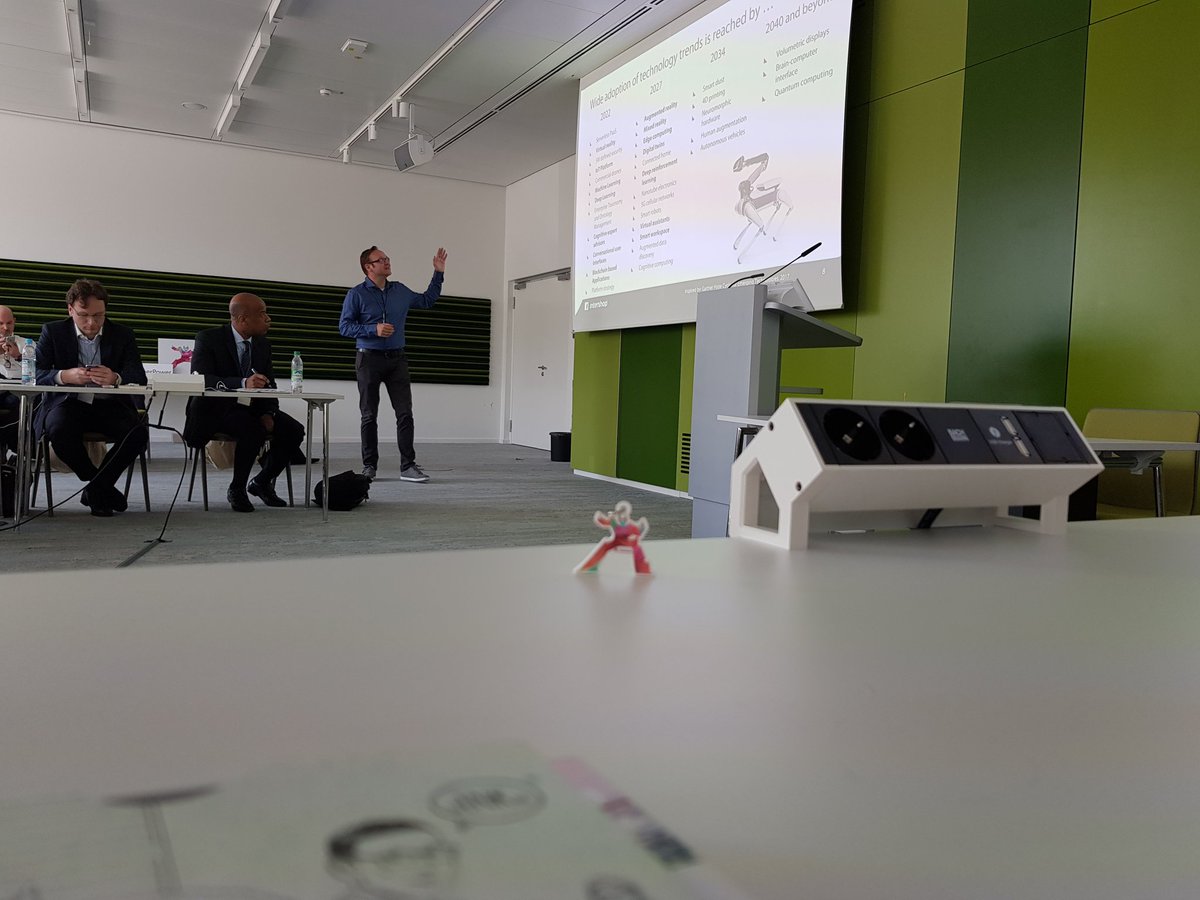 kringe_lukas's tweet photo. @NilsBreitmann hält die Keynote auf unserem #b2bootcamp und spricht über die Technologietrends von Morgen #MSPartnerpower @intershop #strivedigital @trvltransformer https://t.co/TUq3VvRUad