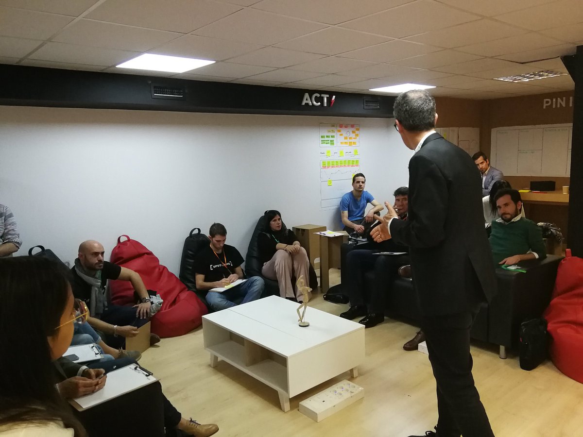 consultorpro_es's tweet photo. Ponernos en la piel del #consumidor no solo nos proporciona ideas: también puede llevarnos a una reinvención total del producto. #hydradays #marketing #costumerjourney https://t.co/aeMOTKypN1