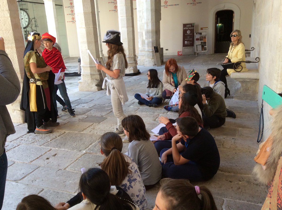 ArtAfricanUVa's tweet photo. El cardenal Mendoza ha regresado a su edificio con los alumnxs del #CEIPFedericoGarcíaLorca #palaciodeSantaCruz #estepalacioestávivo #DíadelosMonumentos @HistoriaArteUVa https://t.co/e6D4Jj1TFw