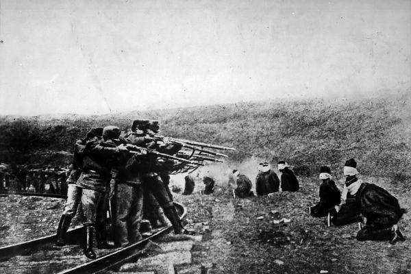 Una massacre és l'homicidi planificat de grans quantitats de persones sovint en el marc d'una guerra o post-guerra, però no necessàriament, com a represàlia sobre determinats col·lectius, usualment per ideologies religioses, racistes o polítiques. ca.wikipedia.org/wiki/Massacre