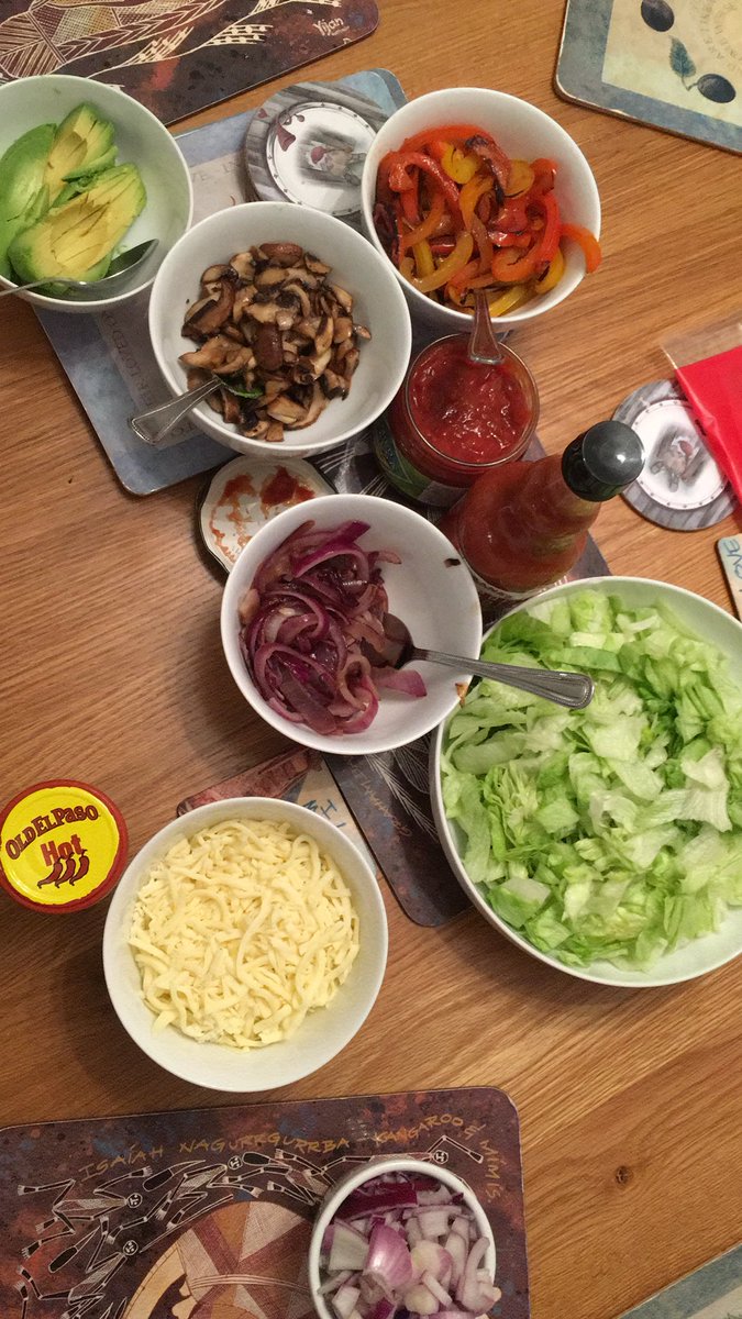 SoulSoupIrl's tweet photo. Had the fam gather for some fajitas last night / only complaint was lack of chicken ! Plant power tho ! 🔥👌🐔 https://t.co/2sZzMH5WJR