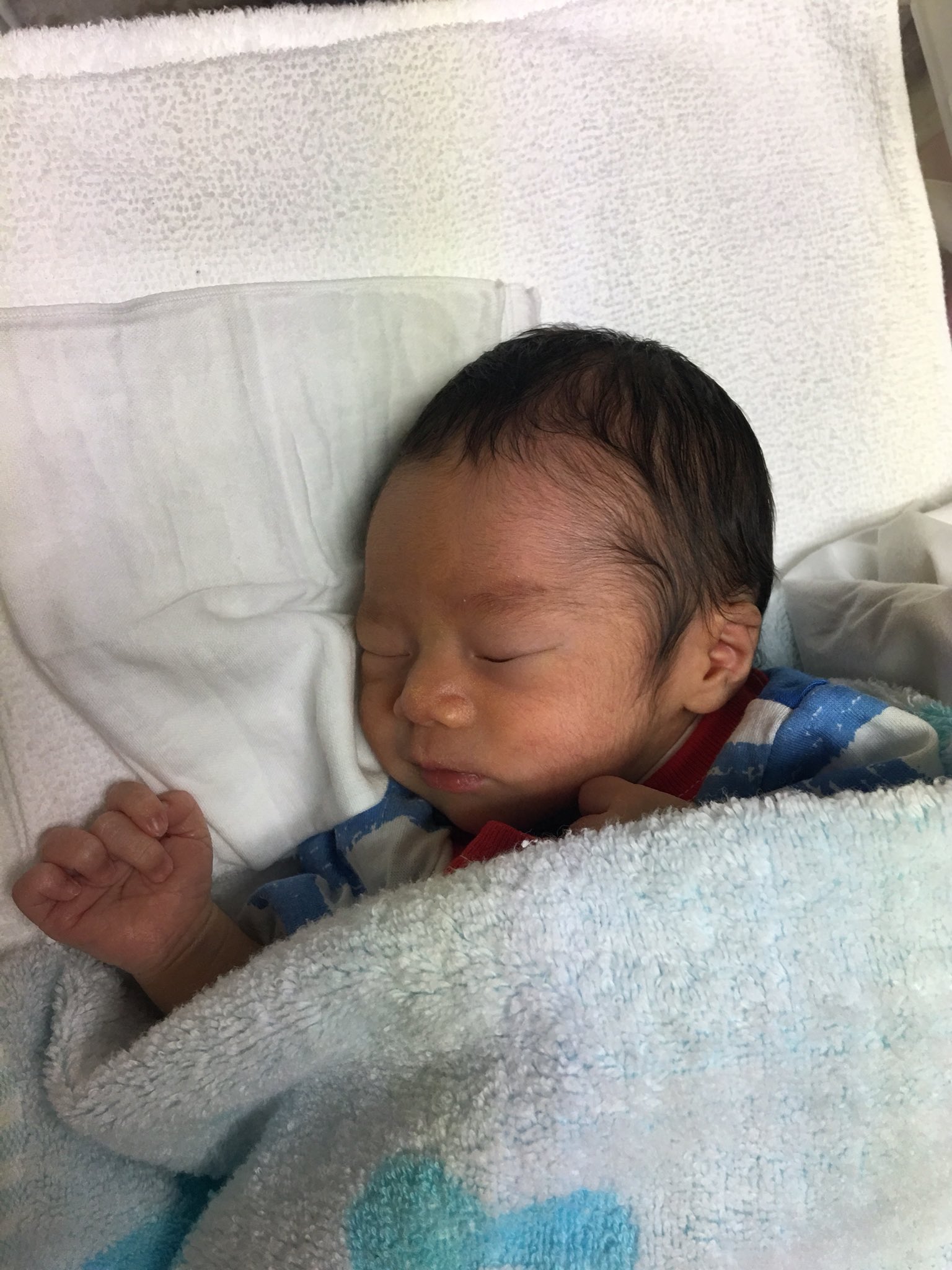 ラン師匠 新生児ってあまり可愛くないって思ってたけどいざ 自分の子供だとすんげぇ可愛いな 親バカになるの当たり前だわ T Co Mvzlunta84 Twitter