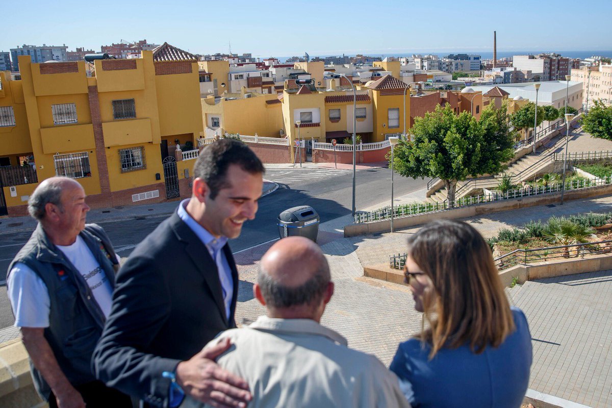 RamonFPM's tweet photo. Con vecinos de Piedras Redondas, donde el @aytoalm ha recepcionado la obra de un aparcamiento en superficie para 44 vehículos 🚗. Mejorando los barrios de Almería. Con @AnaMartinezLab1 https://t.co/J8gwPTIcFq