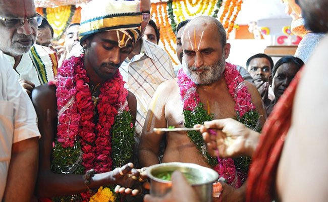 ndtv's tweet photo. Hyderabad priest carries Dalit man into temple on his shoulders
https://t.co/UsQTH6UiVh https://t.co/774x9SsaPM