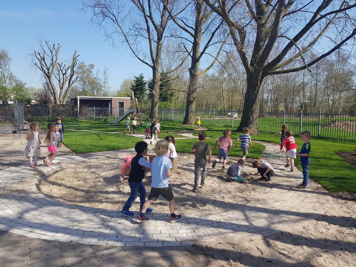 staugustinus12B's tweet photo. Heerlijk buiten spelen 🌞 https://t.co/rfuAL0NBpw