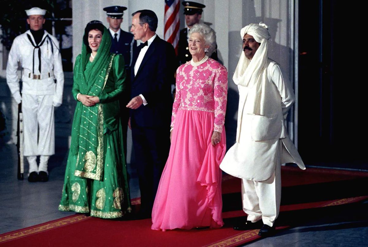 Ssiddiquisaman's tweet photo. It was 1989 when U.S President Bush and First Lady #BarbaraBush welcomed Pakistani Prime Minister #BenazirBhutto and her husband to The White House.
#RIPBarbara #RIPBARBRABUSH https://t.co/MQQHdvA3oI