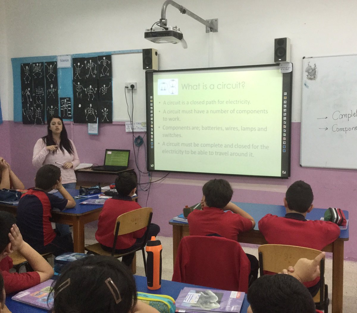 CEIPVeinteEnero's tweet photo. #SciencePlease #eTwinning partners #ErasmusPlus #CreatingScientists J5 learns about circuits @sepiegob @OPEECanarias @cepgcsur @CLIL_Canarias @eTwinning_es https://t.co/EpwutIaTHA