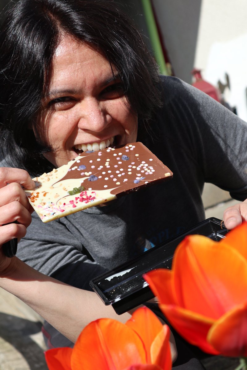 RosiWuertz's tweet photo. In ein paar Stunden ist es soweit: #chocotweetup in #BadHonnef @Coppeneur_Con Die Disziplin "Schneller-Schoko-wegessen-als-die-Sonne-sie-wegschmilzt" beherrsche ich schon! Bis gleich! #schokolade #chocolate #sweets #foodart #tweetup #bonn #siebengebirge https://t.co/7gfx5uAanE