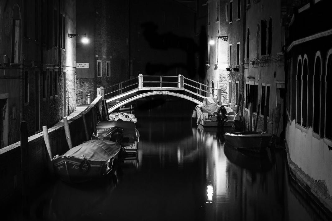 Un breve racconto di Gloria Bolognini, una Venezia un po' malinconica vista con gli occhi di ... polariscafe.it/articoli/blog/… <a href="/gingiglo/">Gloria</a> <a href="/veneziaunica/">Venezia Unica</a> <a href="/Italia/">Italia.it</a> #PolarisBlog #Venezia