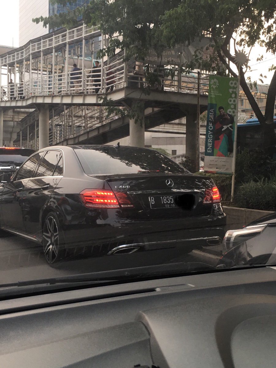 mayanganggini's tweet photo. Apakah prasangka saya betul adanya?! Aturan ganjil genap berlaku kcuali u/ mobil mewah🧐 hari ini 18 Apr 2018. @TMCPoldaMetro https://t.co/KQCvMv7IC0
