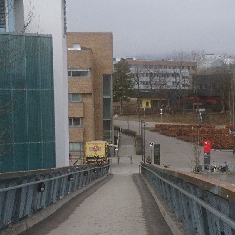 trondmm's tweet photo. De har veldig god mat på denne foodtrucken, men jeg synes det er uheldig at kundene blir stående midt i gang- og sykkelveien. Lyktestolpene og en langsgående betongkant gjør det også vanskelig å sykle forbi, selv når det ikke står biler parkert der. @OslotechAS https://t.co/L7VVjLlLVS