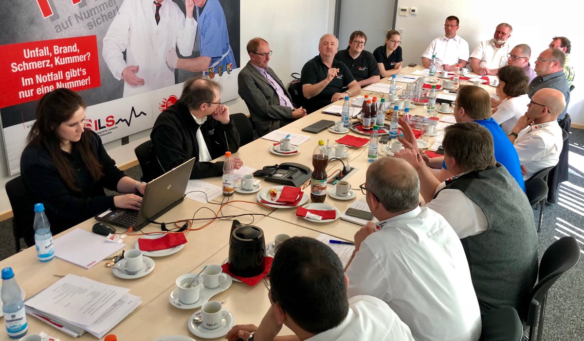 ILS_OPf_Nord's tweet photo. „Runder Tisch“ in der ILS Nordoberpfalz. Abstimmungsgespräche mit Leiter Rettungsdienst, Wachleitern und ÄLRDin! #brk #ils #leitstelle #nordoberpfalz https://t.co/yCt1Nd0Qk6