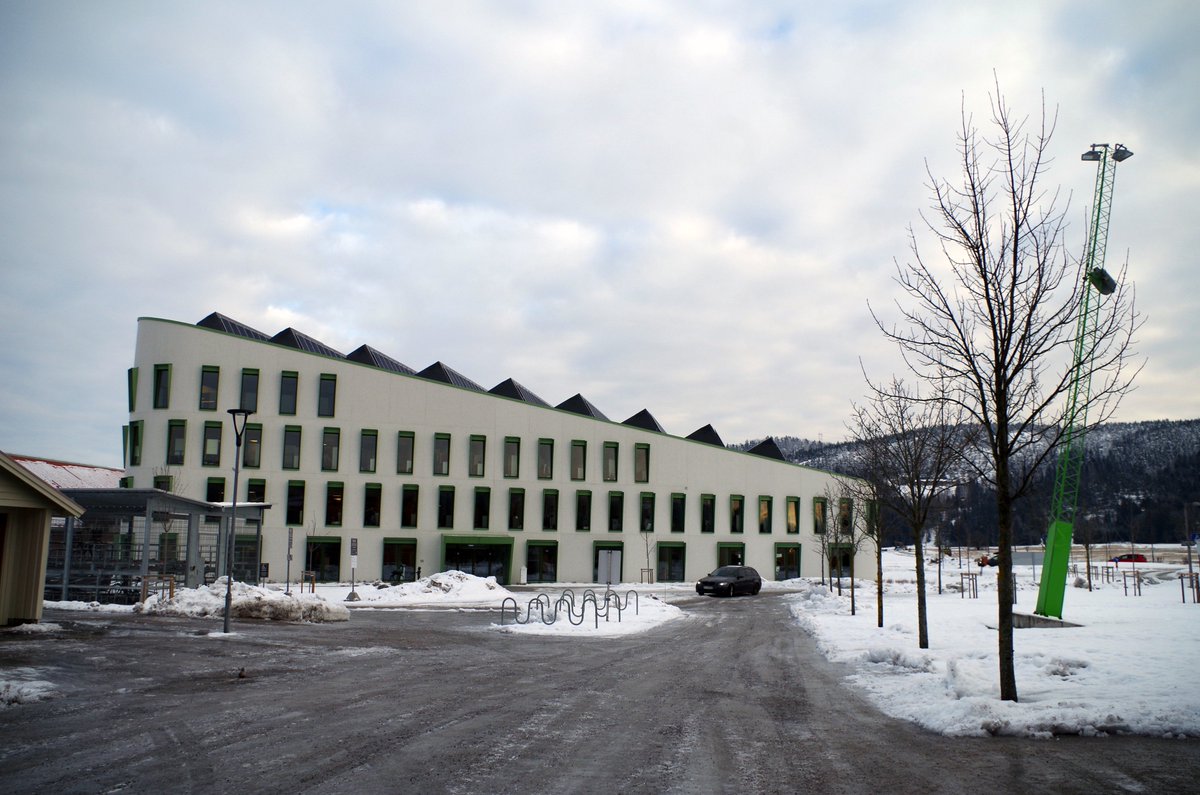 Fagskolen's tweet photo. Våre helseutdanninger holder til i Delta Porsgrunn - et topp moderne og miljøvennlig bygg. 🌱🍃 En god del av undervisningen i teknologiske fag foregår også her. #fagskolentelemark #helseutdanning #helse #omsorg #rus #psykiatri #helsefagarbeider #fagarbeider #telemark #porsgrunn https://t.co/QanjTaLmwg