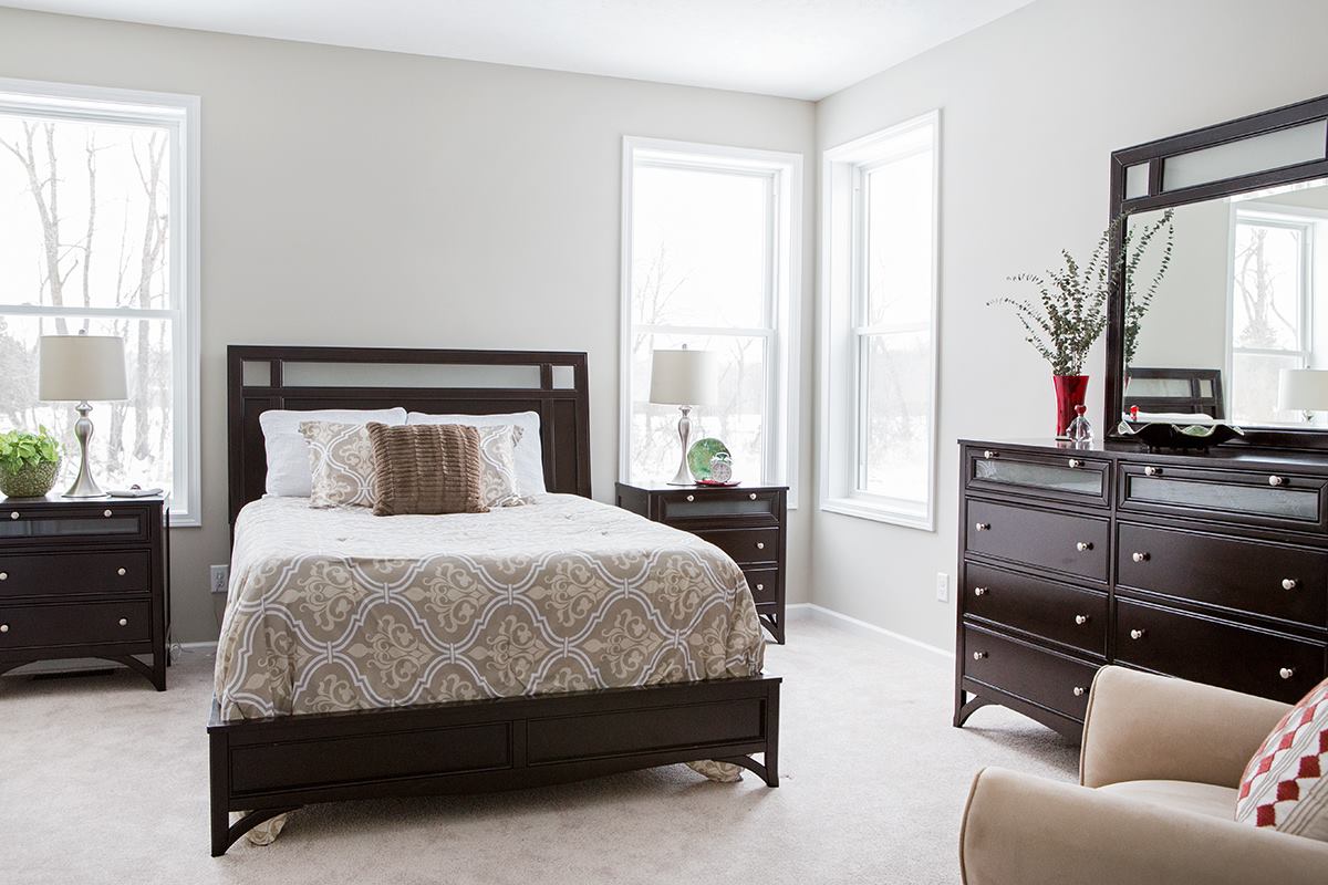 acttwohome's tweet photo. Canopy or four poster beds don't usually work well in home staging. While they do not have a larger footprint, they do take up visual space and tend to make a room look smaller. 
#homestaging #interiordecorating #realestate #beforeandafter #bedrooms #rochesterny #roc https://t.co/ISe5gAKt6W