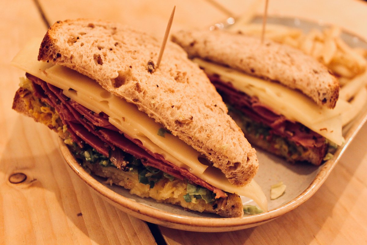 Malthouse1854's tweet photo. It’s Wednesday, you’re half way to the weekend! Why not treat yourself to an awesome lunch 🍴 

Like our New York Deli Sandwich... https://t.co/QvDGOh9qSh