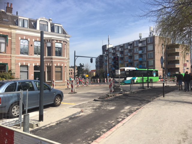 Let op! Komend weekend (20-23 april) is in verband met asfaltwerkzaamheden de kruising Plantagelaan-Hoge Rijndijk afgesloten van 20/4 20.00u tot 23/4 05.00u. Dit geldt voor al het verkeer, volg de omleidingsborden. De omleidingsroutes vind je ook op leiden.nl/plantagelaan.