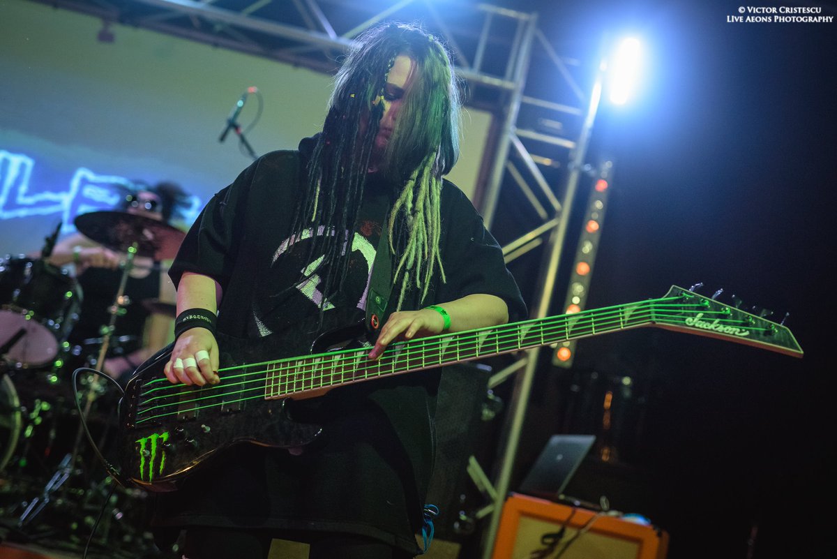 BetweenColorsRO's tweet photo. New tour dates added! See ya! 😁💥⚡️ Link: https://t.co/6BdPBjTS2g
📷Victor Cristescu / Live Aeons Photography

#simulacrum #tour #TheNeonGod #DRStrings #JacksonGuitars #bass #neon #metalcore #industrial https://t.co/gdsUJoAV0E