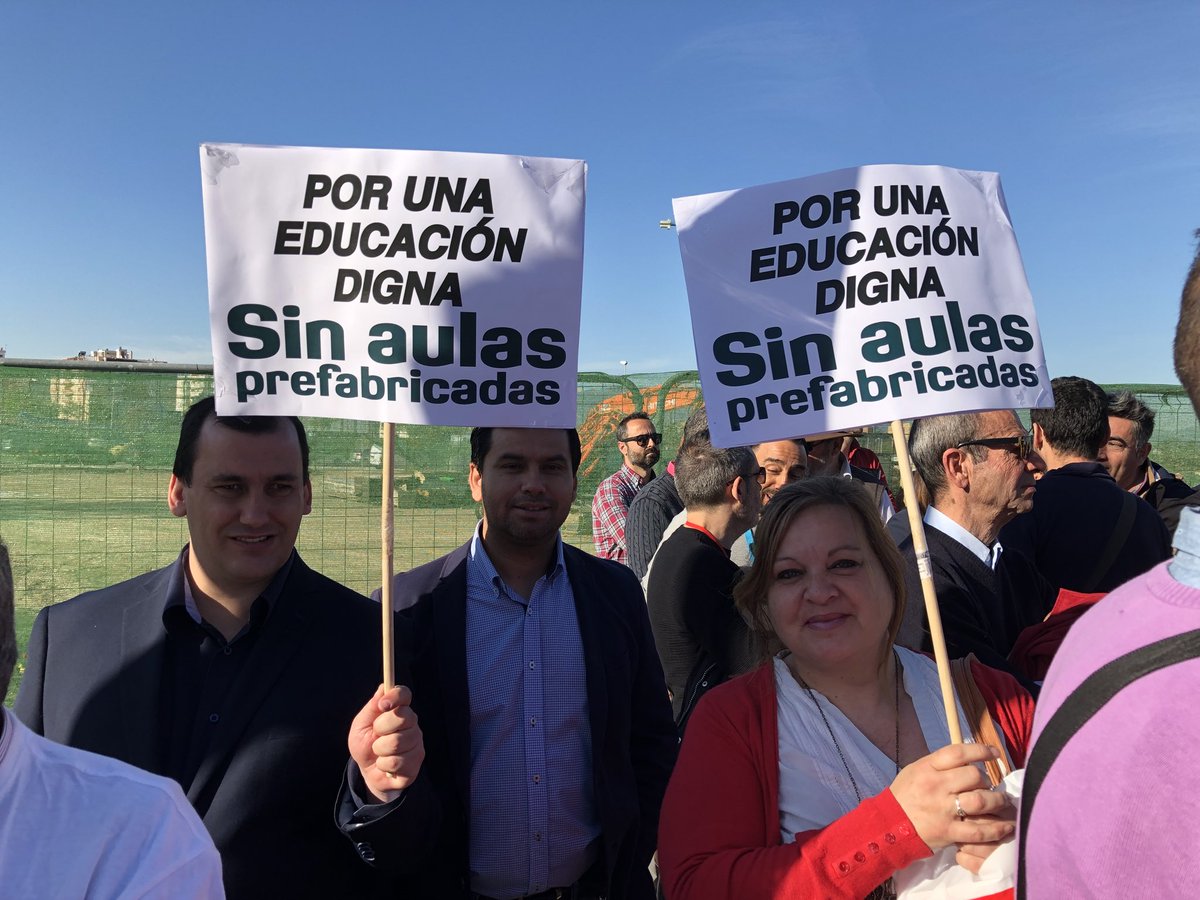 IVANGONZALEZes's tweet photo. Hoy, @LibresESP ha estado apoyando a Mar Villanueva, a su plataforma @PrometoTeatinos y a las AMPAS por un instituto digno para los nuevos escolares de la ESO e impedir que sean hacinados en aulas prefabricadas de lata ubicadas la U Laboral, en vez de hacerlo en Teatinos, #Málaga https://t.co/Vl6iBEz5J0