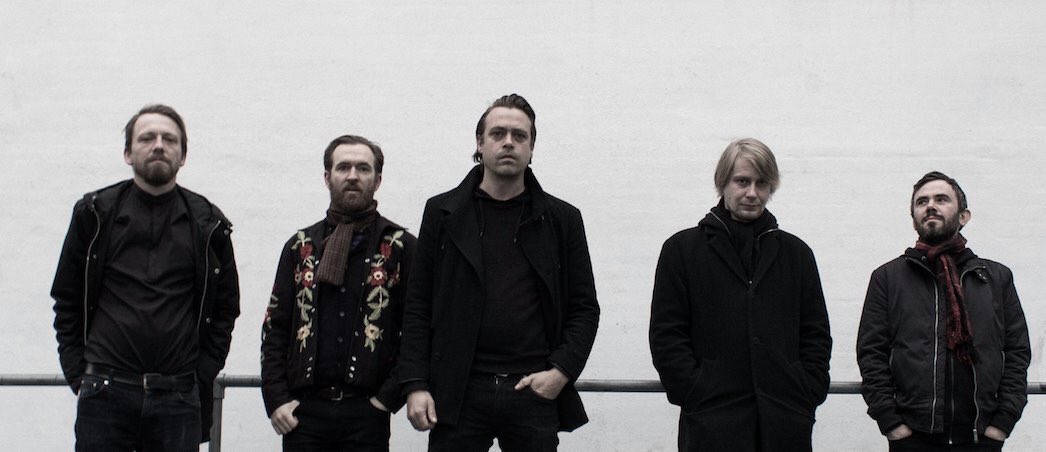 Glædelig forårsdag☀️Når solen går ned, står vi klar med billig bar og lækker musik leveret af <a href="/EsbenAmdisen/">Esben Amdisen</a>, der supportes af Månelys ❤️#aarhus #dkmusik