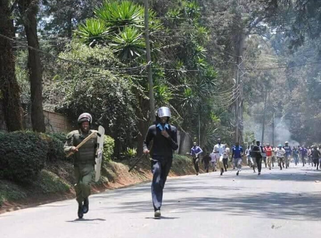 AororaAntonella's tweet photo. It's only in kenya police officers are chased away by the university students, democracy is real in kenya
#NMGFY201
#WabaOnK24
#20For10
John Mbadi https://t.co/YbqAOS5iJC