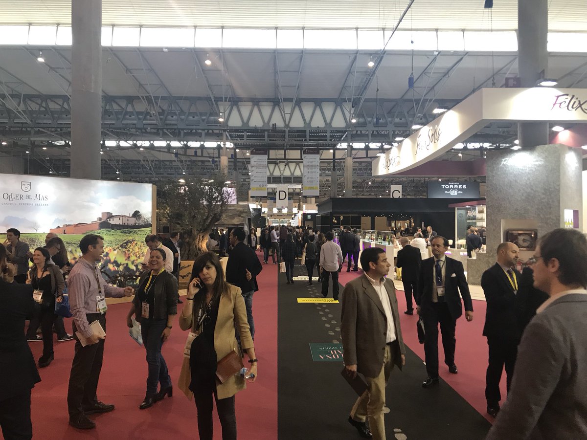 EtiquetaNewsEsp's tweet photo. Excelentes oportunidades comerciales en #Alimentaria18 para los fabricantes de etiquetas. @AlimentariaBCN Buenas asistencia de público en esta jornada. https://t.co/263ni3E84x