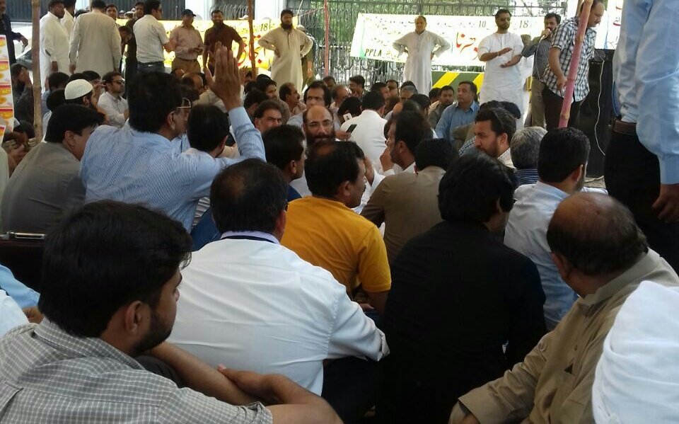 itsshami_X's tweet photo. #UstaadKoIzatDo #ProfessorsDharna #PPLADharna #PPLAonStrike #ProfessorsOnStrike https://t.co/QZhSvdArLK