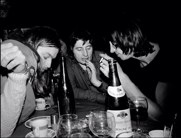 pinkfloyd's tweet photo. David Gilmour and Roger Waters in deep discussion with Storm Thorgerson: https://t.co/shHKvZK609