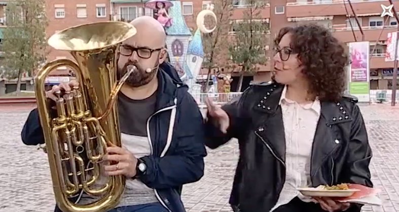 oriolcarreras's tweet photo. Dissabte a #Gavà amb @1moncat vaig intentar tocar la bombardina, alerta la cara de la @lau_periodista ...quina paciència que té!
Aquí teniu l'enllaç de la secció #ComQuedem:
https://t.co/hxTrLianTT https://t.co/yhwxQcCDHr