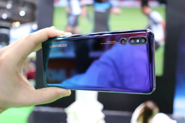notebookitalia's tweet photo. Guardate questa foto. No non è un Huawei P20 Pro, ma il suo clone LEAGOO S10, il primo modello della LEAGOO X family. Prime specifiche e video in anteprima https://t.co/RiZIIrOIJl #leagooX #leagooS10 #huaweip20pro #clone #tricamera #triplecamera #android https://t.co/RFD8ZamNh1